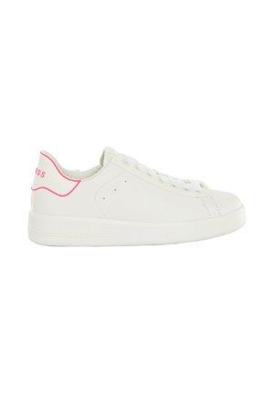 Witte lage sneaker met roze bies en veters, glad leren bovenwerk en dikke rubberen zool, zijaanzicht.