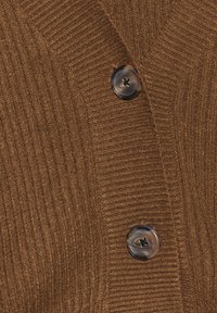 Cardigan marrone a coste con una finitura testurizzata, dotato di un prominente bottone rotondo multicromatico al centro anteriore per la chiusura.