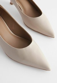 Next FOREVER COMFORT KITTEN HEEL COURT  REGULAR/WIDE FIT - Klasické lodičky na opätku - bone
