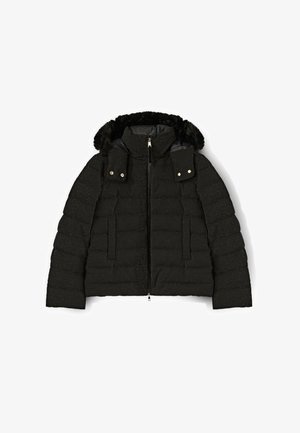 Veste courte en duvet noire avec fermeture éclair, capuche ornée de fausse fourrure, et deux poches avant ; tissu texturé avec un léger éclat.