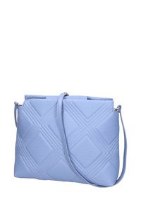 Borsa a mano in pelle blu chiaro con motivo a diamante trapuntato, chiusura superiore con zip e tracolla removibile per diverse opzioni di trasporto.