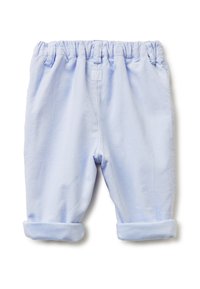 Lichtblauwe corduroypantalon met een elastische tailleband en opgerolde manchetten. Kenmerken zijn de verticale ribbelstructuur en een klein logo-detail op de achterkant.
