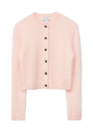 Lichtroze, pluizige cardigan met lange mouwen en zes donkere, ronde knopen aan de voorkant, voorzien van een geribde kraag, manchetten en zoom.