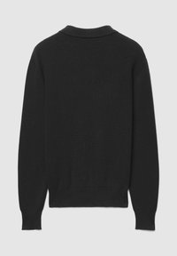 Schwarzer Strickpullover mit Kragen, mit langen Ärmeln und gerippten Bündchen, von hinten gezeigt. Die Textur wirkt glatt und weich.