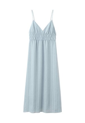 Robe midi bleu clair sans manches avec fines bretelles, décolleté en V, taille froncée et fines rayures verticales.