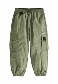 Pantaloni cargo verdi realizzati in tessuto leggero, con vita elastica, caviglie cinte, numerose tasche e un'etichetta con logo.
