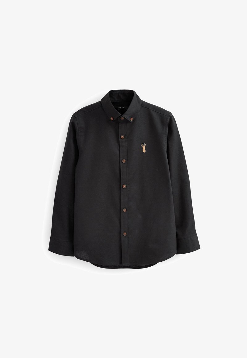 Chemise noire à manches longues avec boutons marron et petit logo beige en forme de tête de cerf sur la poitrine gauche.