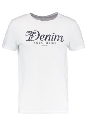 Biały T-shirt z krótkim rękawem z nadrukiem "Denim A Tom Tailor Brand Since 2007" w przetartym czarnym tekście z przodu.