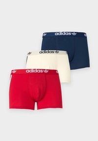 Drei Paare Adidas Boxershorts in Rot, Creme und Marineblau. Sie haben elastische Taillenbündchen mit dem Adidas-Logo. Aus weichem Baumwollmix.