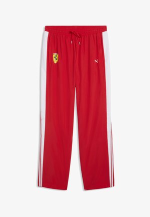 Rote Jogginghose mit weißen Seitenstreifen, Ferrari-Logo auf dem linken Oberschenkel und Puma-Logo auf dem rechten Oberschenkel, elastischer Bund mit Kordelzug.