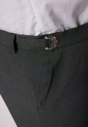 Grijze op maat gemaakte broek met een gestructureerde afwerking, voorzien van een zilveren metalen gesp en zijzakken. Ontworpen met een recht gesneden silhouet.