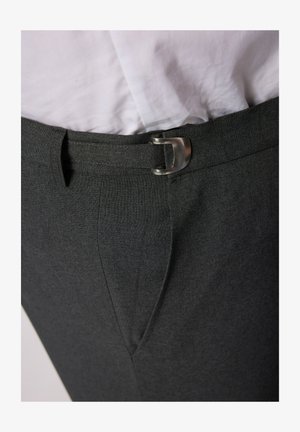 Harmaat räätälöidyt housut, joissa on tekstuuri, hopeinen metallisolki ja sivutaskut. Suunniteltu suorakaltaisella siluetilla.