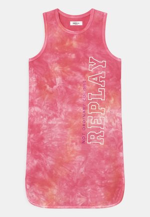 Ærmeløs lyserød og orange tie-dye kjole med afrundet kant, med lodret hvid "REPLAY" tekst og mindre lilla "NOT ORDINARY COLORS" tekst.