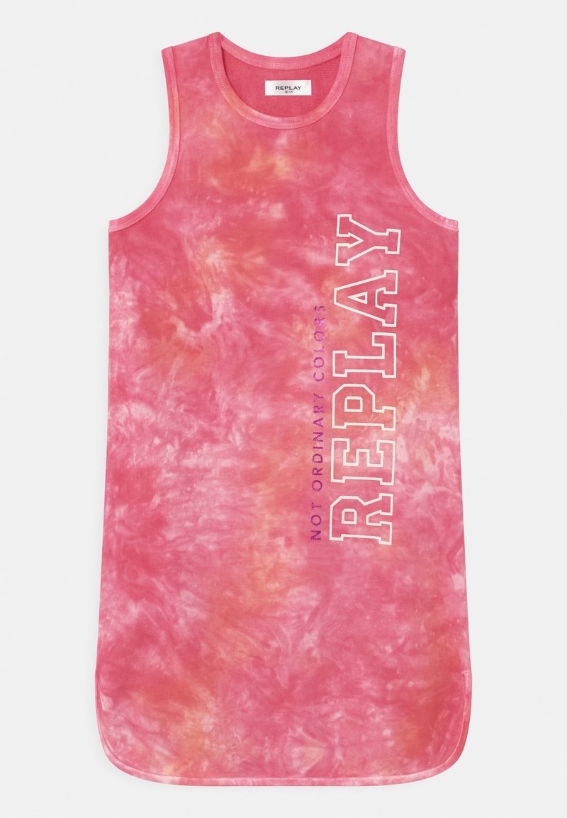 Robe sans manches rose et orange tie-dye avec ourlet arrondi, avec texte vertical blanc "REPLAY" et texte violet plus petit "NOT ORDINARY COLORS".