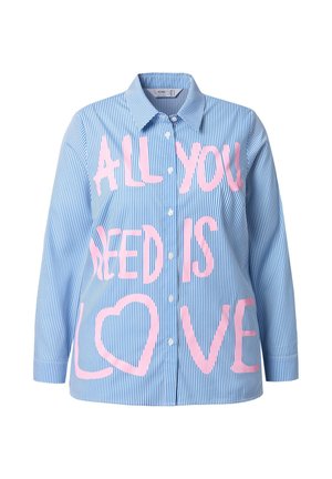 Blå og hvidstribet skjorte med lange ærmer, der har stor pink tekst, som læser "ALT HVA DU BEHØVER ER KÆRLIGHED" på forsiden.