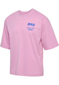 Rosa bomullströja med korta ärmar, med en blå grafisk design på vänster bröst, inklusive text och en stolillustration.