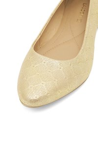 Aukso spalvos baleto batelis su tekstūruotu paviršiumi, su smailia koja ir subtiliu deimanto raštu. Vidus lygus, su šviesios rudos spalvos pagalvėle.