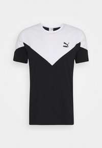 Triko Puma s krátkým rukávem, bílé horní části ve tvaru šipky přes černou spodní část a logem Puma na levé straně hrudi.