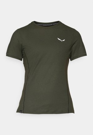 Mørkegrønn t-skjorte med korte ermer laget av teksturert stoff. Har en hvit logo på venstre bryst og kontrasterende sømmer på sidene.