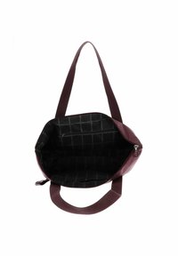 Vista dall'alto di una borsa tote bordeaux con due manici e fodera interna nera con una tasca con zip.