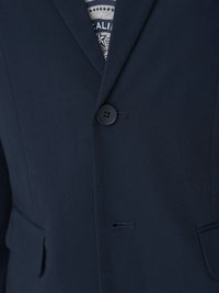 Mörkblå blazer med snedskuren krage, enfaldig knäppning och två framfickor. Tillverkad av ett glatt tyg med subtil struktur.