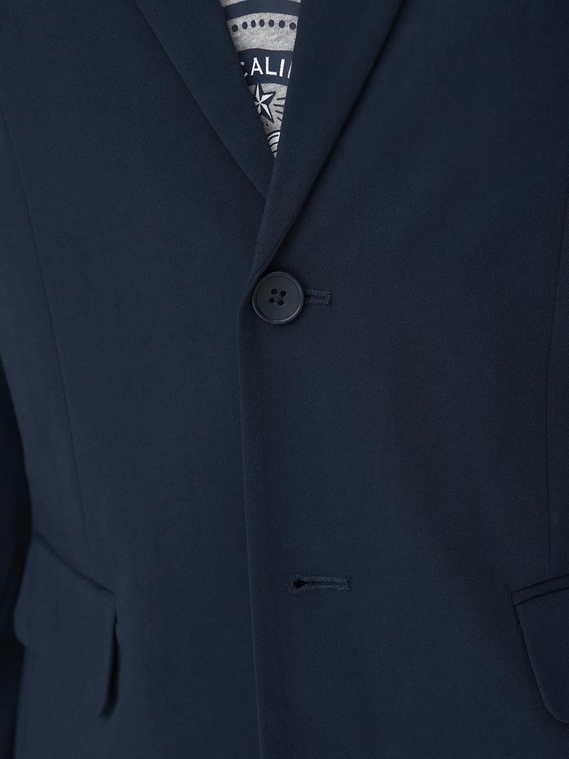 Blazer blu navy con revers a punta, chiusura con un solo bottone e due tasche anteriori. Realizzato in tessuto liscio con una leggera trama.