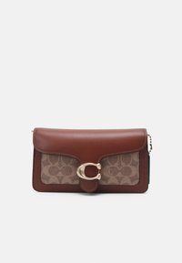 TABBY CHAIN CLUTCH IN SIGNATURE CANVAS - Clutch - tan rust