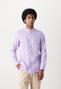 Lichtpaarse lange mouwen button-up shirt met een bandkraag, rechte snit en textuurstof. Gecombineerd met beige broek.