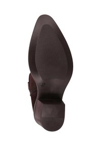 Brązowa podeszwa zamszowego buta o zwężanym kształcie, gładkiej fakturze, z gumowym wzorem antypoślizgowym. Kwadratowy obcas ze lekkim podniesieniem. Oznaczenie rozmiaru 36.