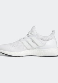 Vit nät-löparsko med en strukturerad ovandel, tre vita ränder, vadderad sula och svart gummisula.