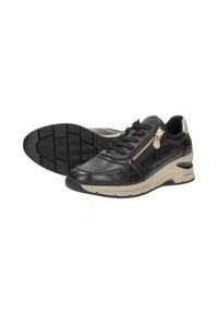 Zwarte leren sneakers met een gouden ritsdetail, ronde neus, textuur zwarte zool en een gevoerde beige tussenzool voor extra comfort.