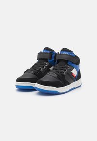Zapatillas altas negras con acentos en azul y blanco, material de ante y sintético, con cordones en la parte frontal y correa ajustable.