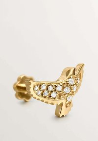 Pendiente en forma de ave de oro con un diseño texturizado y piedras preciosas transparentes incrustadas en el cuerpo, mostrando detallados acentos de plumas.