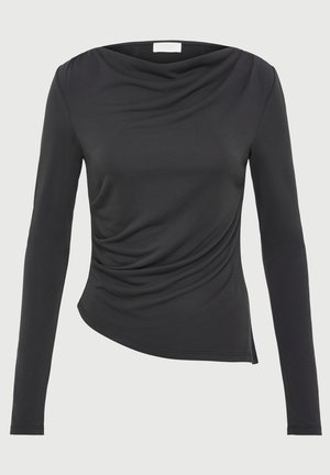 Zwarte langslavige top met een kraaghals, geplooide details aan de voorkant en een asymmetrische zoom. Gemaakt van zachte, gladde stof.