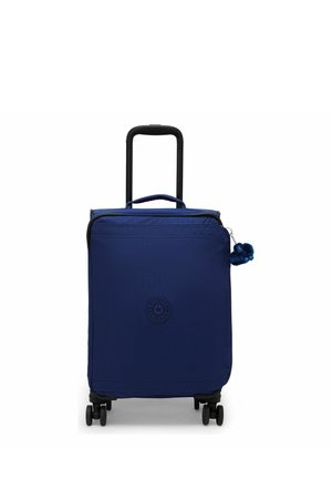 Valise souple bleu marine avec quatre roues, poignée noire extensible, poignée de transport supérieure et petit porte-clés en peluche sur le curseur de la fermeture éclair.