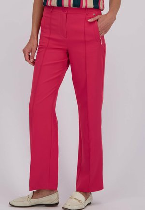 Pantalons en tissu fuchsia avec une coupe droite, dotés de poches avant et d'un détail zippé sur le côté droit. Texture lisse.