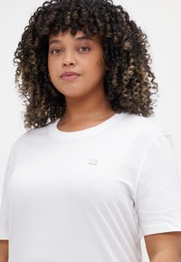 Calvin Klein Jeans PLUS EMBRO BADGE REGULAR TEE - Lihtne T-särk - bright white