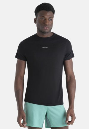 Zwarte t-shirt met korte mouwen en een ronde halslijn, voorzien van een subtiele "icebreaker" logo in het midden, gemaakt van zachte, lichte materialen.