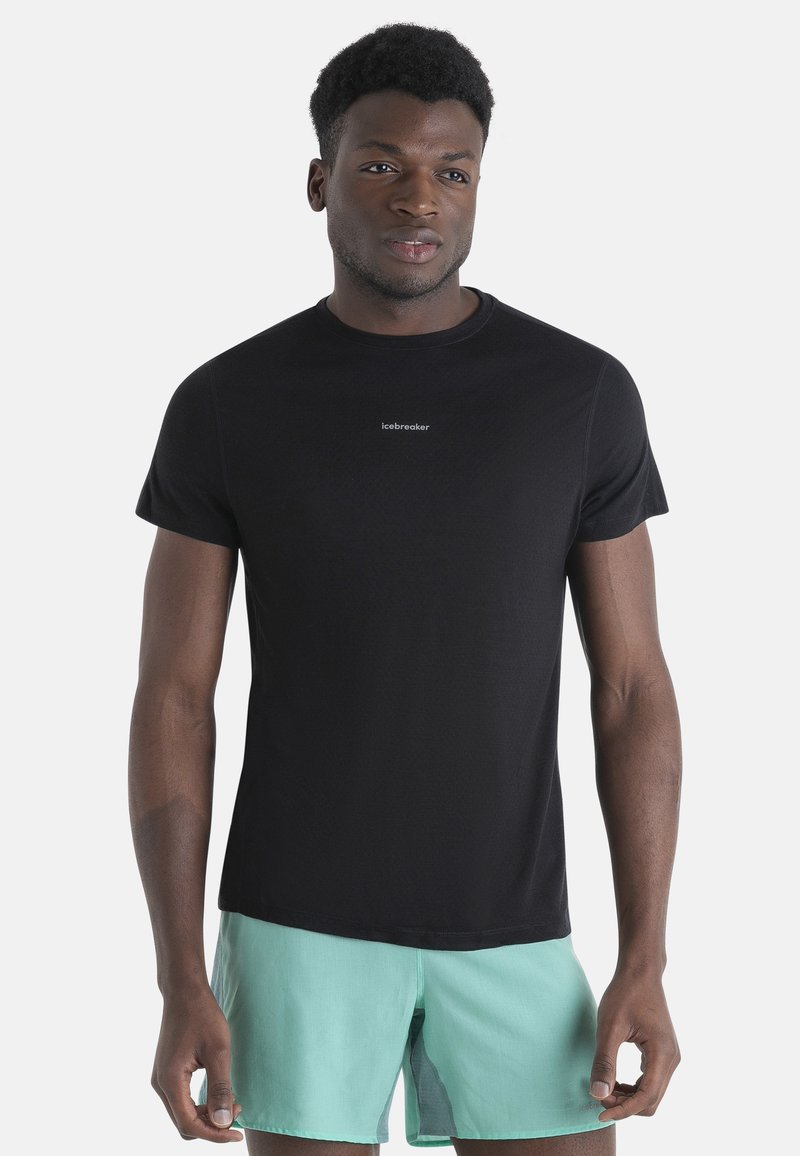 Camiseta negra de manga corta con cuello redondo y sutil logo "icebreaker" en el centro, hecha de un material suave y ligero.