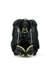 Grüner ergonomischer Rucksack mit einem Spritzmuster in gelben Akzenten, verstellbaren Riemen und mehreren Fächern zur Organisation.