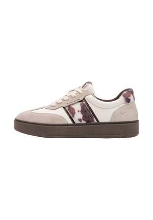Low-top sneaker met beige suède, wit leer, bruine en witte gevlekte zijstrepen, witte veters en een donkerbruine gestructureerde zool.