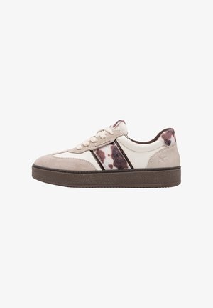 Basket basse en daim beige, cuir blanc, bandes latérales marron et blanches tachées, lacets blancs et semelle texturée marron foncé.