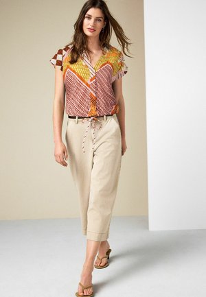 Next, REGULAR FIT - TEXTURED V-NECK TIE FRONT SHORT SLEEVE TOP . - Pluus - ochre geo print