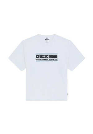 Camiseta blanca de manga corta con el texto "DICKIES Quality Workwear Built For Life" impreso en letras negras y azules en negrita en el centro delantero.