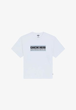 Camiseta blanca de manga corta con el texto "DICKIES Quality Workwear Built For Life" impreso en letras negras y azules en negrita en el centro delantero.