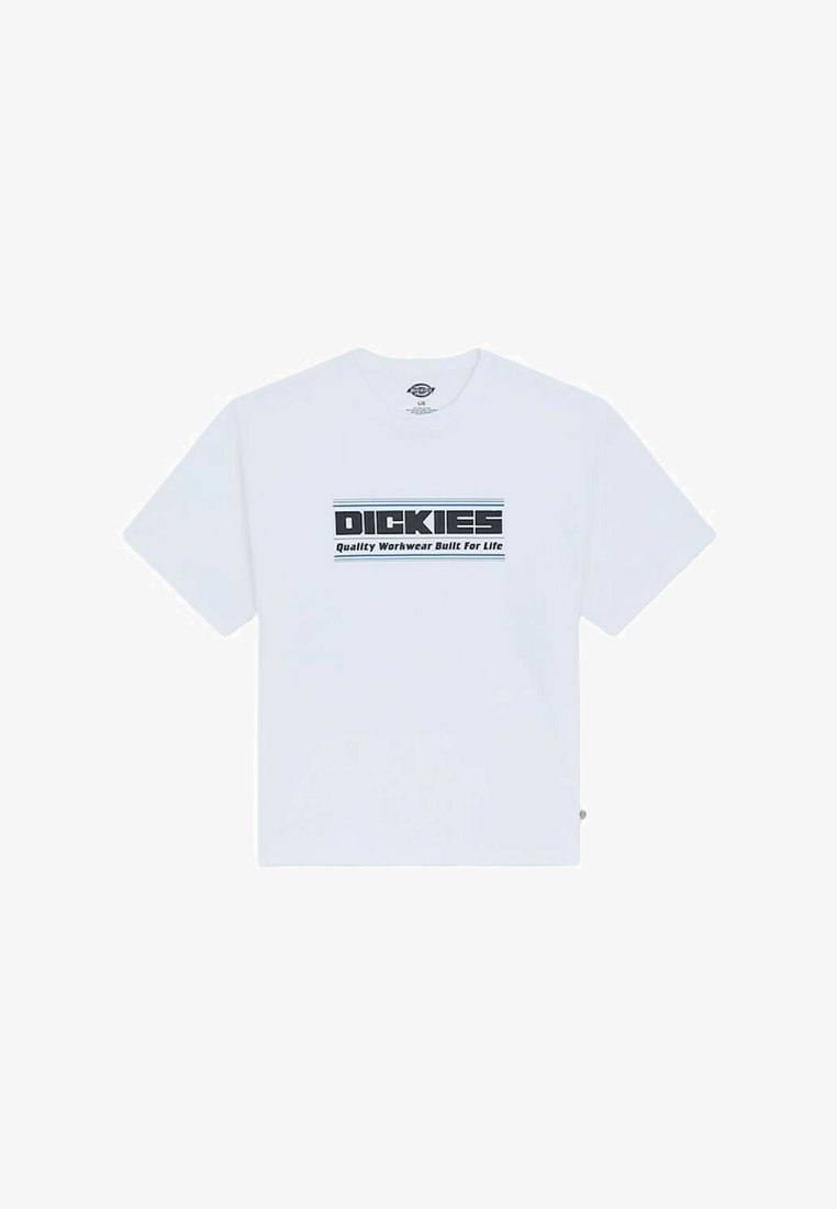 Camiseta blanca de manga corta con el texto "DICKIES Quality Workwear Built For Life" impreso en letras negras y azules en negrita en el centro delantero.