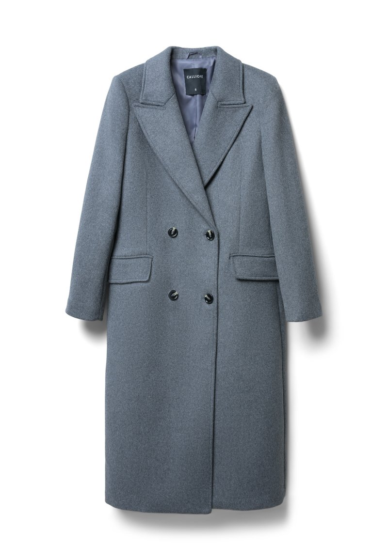 Cappotto grigio in misto lana con chiusura doppiopetto, ampi revers, due tasche frontali e bottoni neri. Tessuto morbido, design fino al ginocchio.