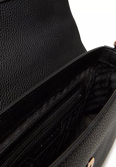 Borsa a tracolla in pelle nera con esterno testurizzato, dotata di una tasca interna con zip e fodera con motivo a logo.