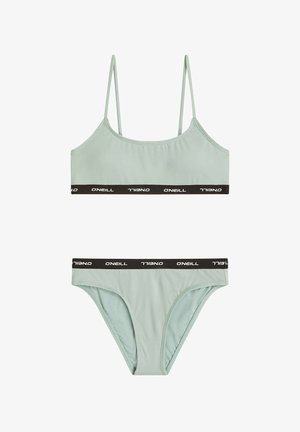 Šviesiai žalių spalvų dviejų dalių bikini rinkinys, kuriame yra trumpas viršus su plonomis petnešėlėmis ir derančios žemo liemens kelnaitės, abi su kontrastinga juoda O'Neill logotipo juosta.