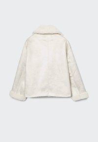 Veste en fausse peau lainée couleur crème avec poignets et col repliés, vue de dos sur un fond uni.
